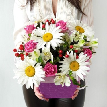 Композиция из ромашек, роз и гиперикума в коробочке