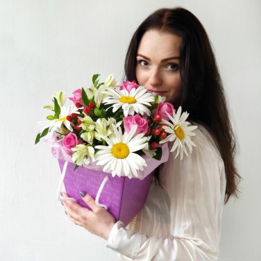 Композиция из ромашек, роз и гиперикума в коробочке