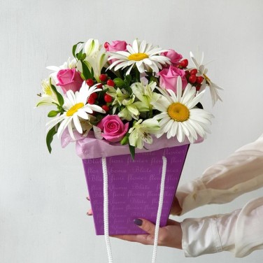 Композиция из ромашек, роз и гиперикума в коробочке