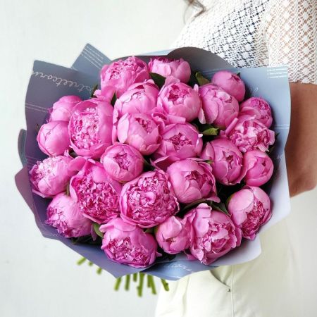 Шикарный букет из 25 ярко-розовых пионов