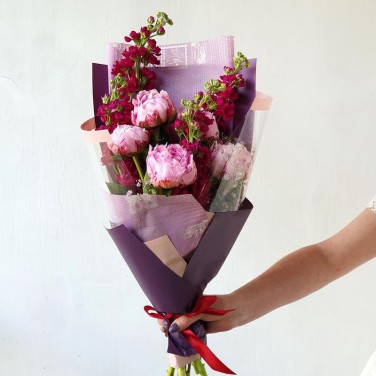 Яркий букет из пионов, маттиол и гипсофилы