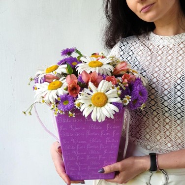 Композиция из полевых ромашек, астр и мелкой ромашки