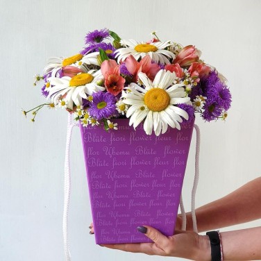 Композиция из полевых ромашек, астр и мелкой ромашки