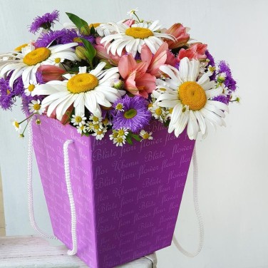 Композиция из полевых ромашек, астр и мелкой ромашки