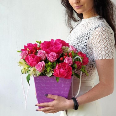 Яркая композиция из пионов, роз, гиперикума и зелени