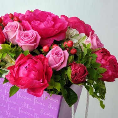 Яркая композиция из пионов, роз, гиперикума и зелени