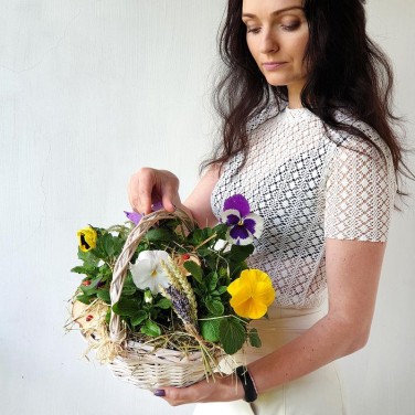 Корзина с анютиными глазками и природным декором