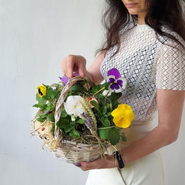 Корзина с анютиными глазками и природным декором