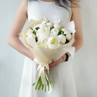 Нежный букет белых пионов