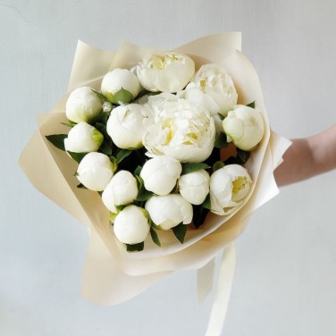 Нежный букет белых пионов