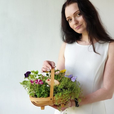 Корзина с анютиными глазками