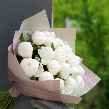 Букет из 25 белых пионов