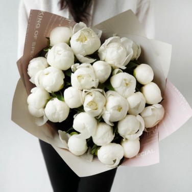Букет из 25 белых пионов
