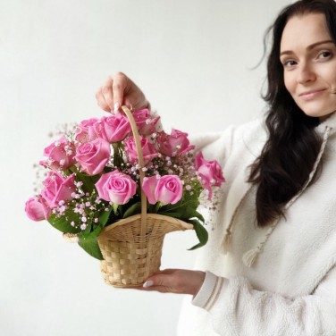Нежная корзина из 15 роз с гипсофилой