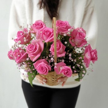 Нежная корзина из 15 роз с гипсофилой