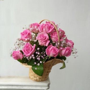 Нежная корзина из 15 роз с гипсофилой