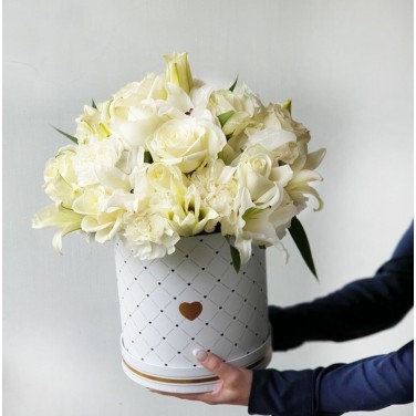 Восхитительная композиция из белых лилий, роз и гвоздик Отражение Луны