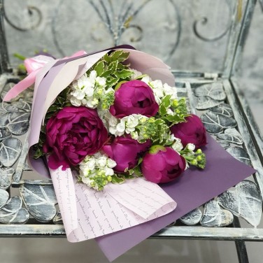 Авторский букет из пионов и маттиолы Вишневый сад