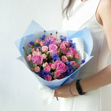 Летний букет из роз и васильков Небесные капельки