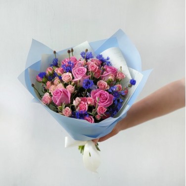 Летний букет из роз и васильков Небесные капельки