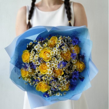 Полевой букет из ромашек, васильков и роз Стихи из синих строчек