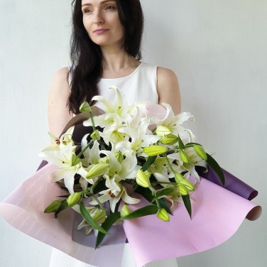 Букет восточных лилий в красивой упаковке