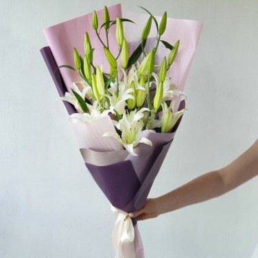 Букет восточных лилий в красивой упаковке