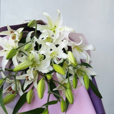 Букет восточных лилий в красивой упаковке