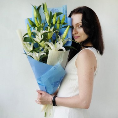 Красивый букет из белых лилий в упаковке