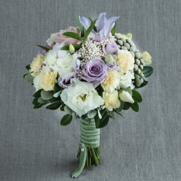 Круглый свадебный букет с розами и озотамнусом