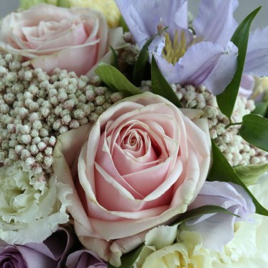 Круглый свадебный букет с розами и озотамнусом