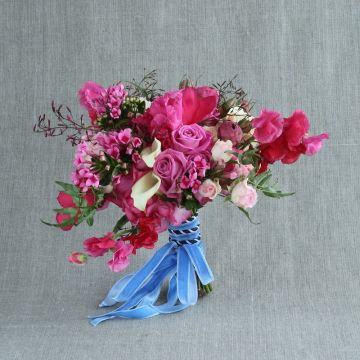 Малиновый букет невесты с каллами и розами