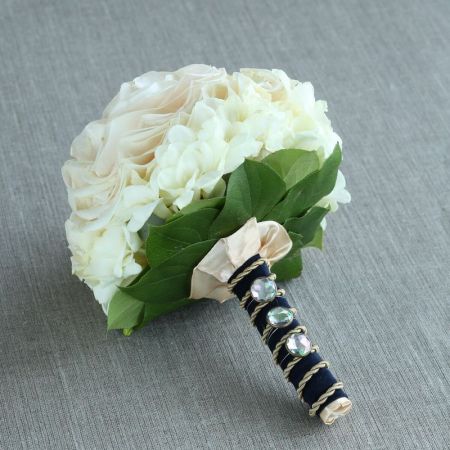 Свадебный букет гламелия из роз