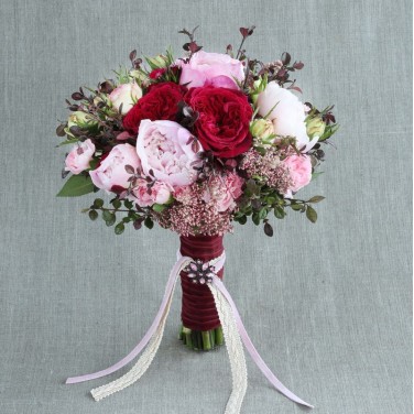 Свадебный букет из пионов и роз