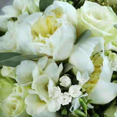 Круглый свадебный букет с белыми пионами и бовардией