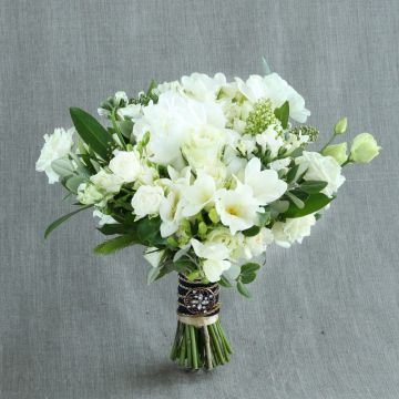 Белый свадебный букет из фрезии и роз