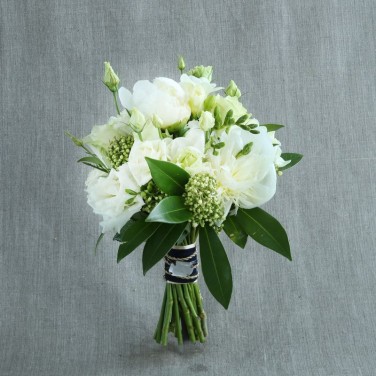 Белый букет невесты с пионами и зеленью