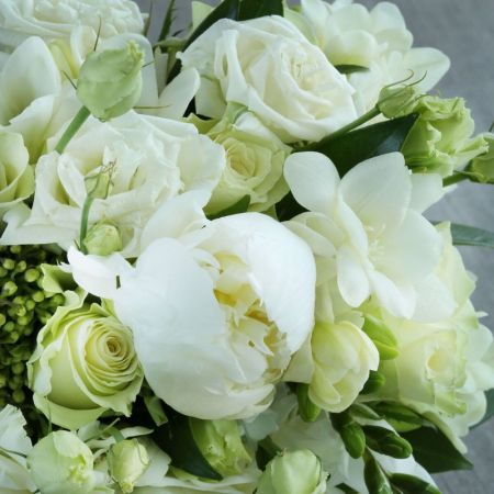 Белый букет невесты с пионами и зеленью