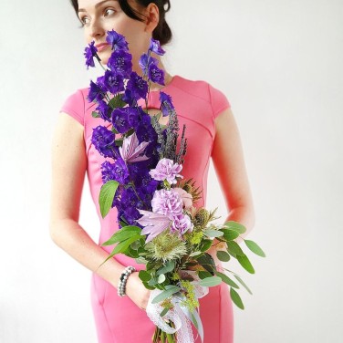 Эффектный мужской букет из дельфиниума и гвоздик