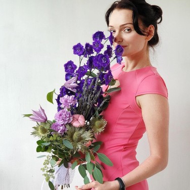 Эффектный мужской букет из дельфиниума и гвоздик