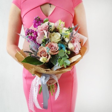 Оригинальный букет из хлопка и роз