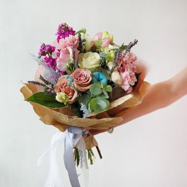 Оригинальный букет из хлопка и роз