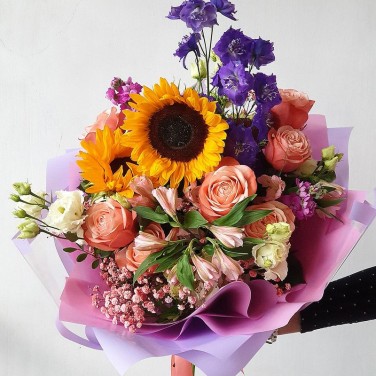 Яркий букет из подсолнухов и дельфиниума