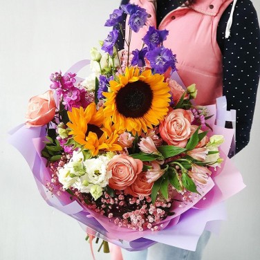 Яркий букет из подсолнухов и дельфиниума