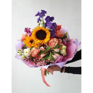 Яркий букет из подсолнухов и дельфиниума
