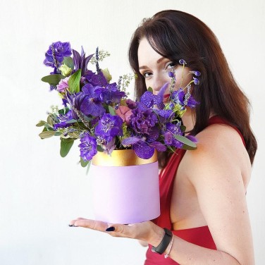 Фиолетовый букет в шляпной коробке