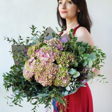 Букет из гортензий и декоративной зелени