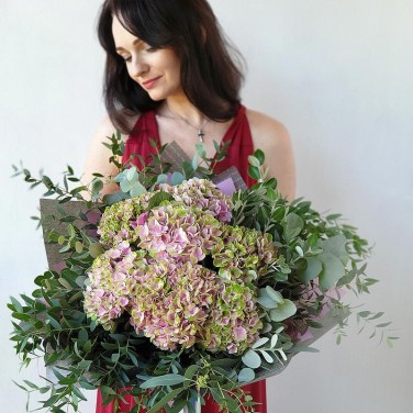 Букет из гортензий и декоративной зелени