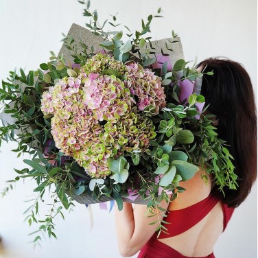 Букет из гортензий и декоративной зелени