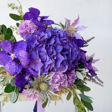 Фиолетовый букет из гортензии и клематиса